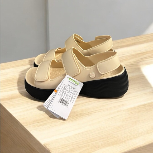 Crocs Skyline Platform Sandal Vanilla Black. NWT. Size 10. - Picture 2 of 8
